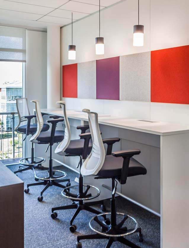 Photo de présentation de l'aménagement d'un espace de travail lumineux en Flex Office pour les bureaux de Léon Grosse à Montigny-le-Bretonneux (Yvelines)