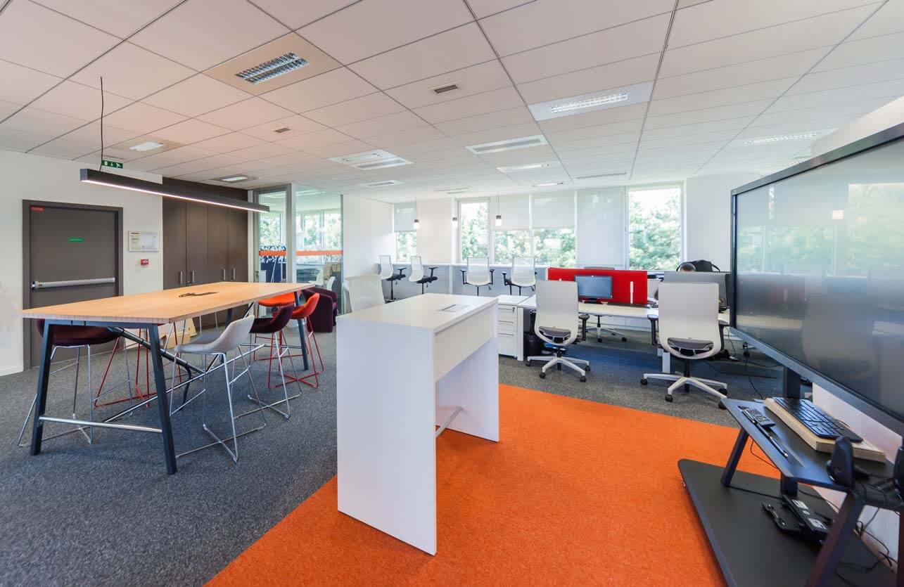 Photo de présentation de l'aménagement d'un espace de travail dédié au Flex Office pour les bureaux de Léon Grosse à Montigny-le-Bretonneux (Yvelines)