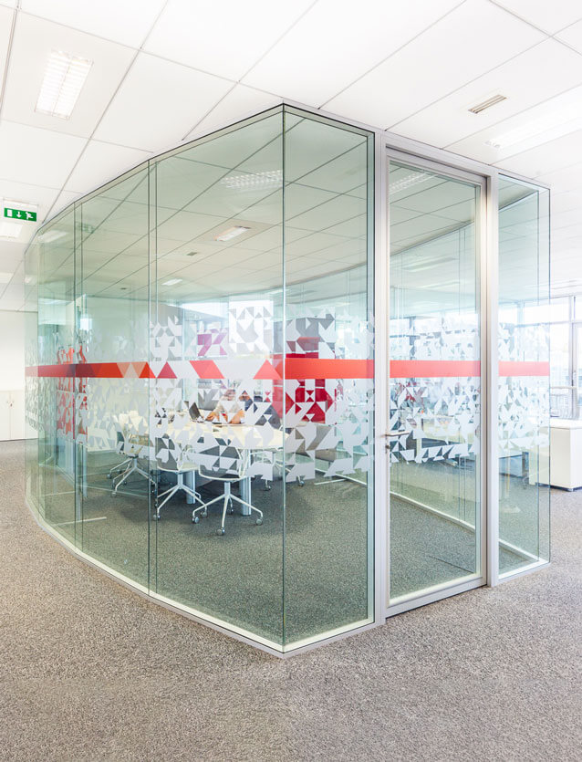 Photo de présentation de l'aménagement d'une salle de réunion équipée de cloisons en verre pour les locaux de Léon Grosse à Montigny-le-Bretonneux (Yvelines)