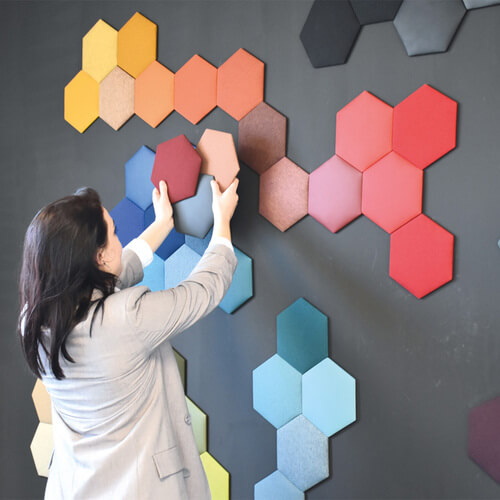 Photo du nuancier mural interactif affichant les coloris du mobilier vendu par Harmony.