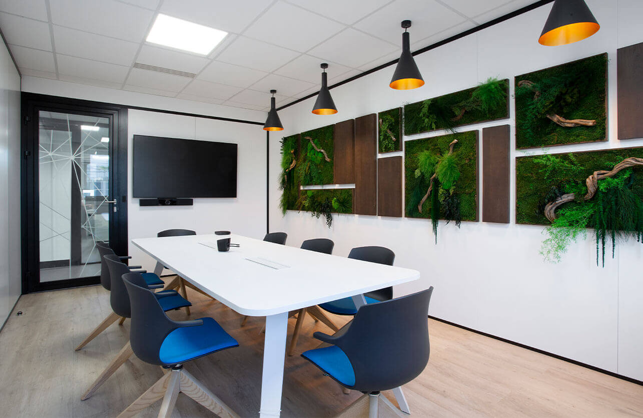 photo de la salle de réunion avec mur végétale de l'entreprise cegelem